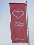 840669 Afbeelding van de tentoonstellingsvlag '175 jaar zorg van harte', op het voorterrein van het Diakonessenhuis ...